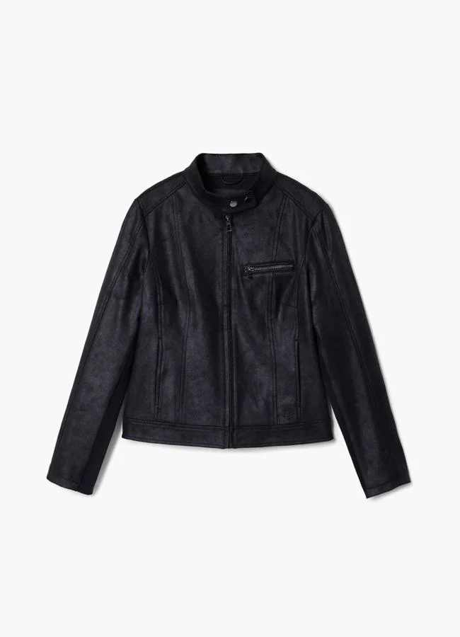 Chaqueta de cuero negro de Desigual, 69,95 euros.