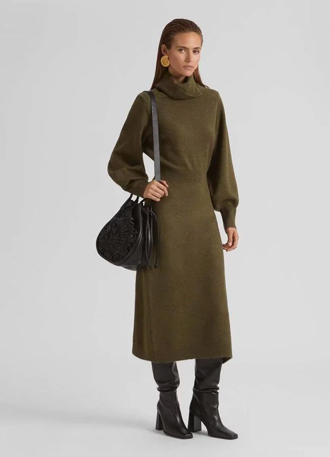 Vestido cuello cisne de color verde militar de Simorra, 118 euros.