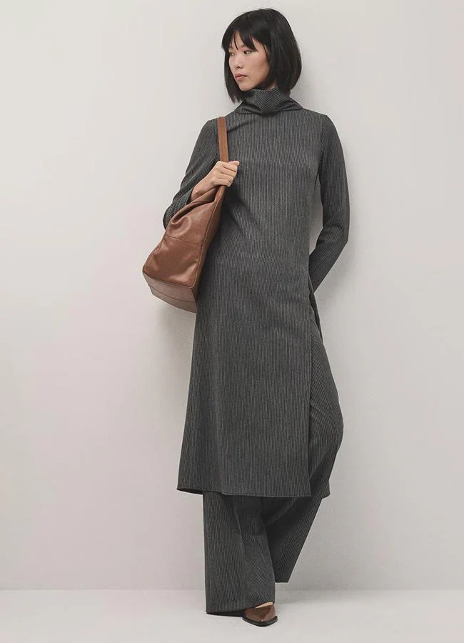 Vestido gris con raya diplomática de Roberto Verino, 320 euros.