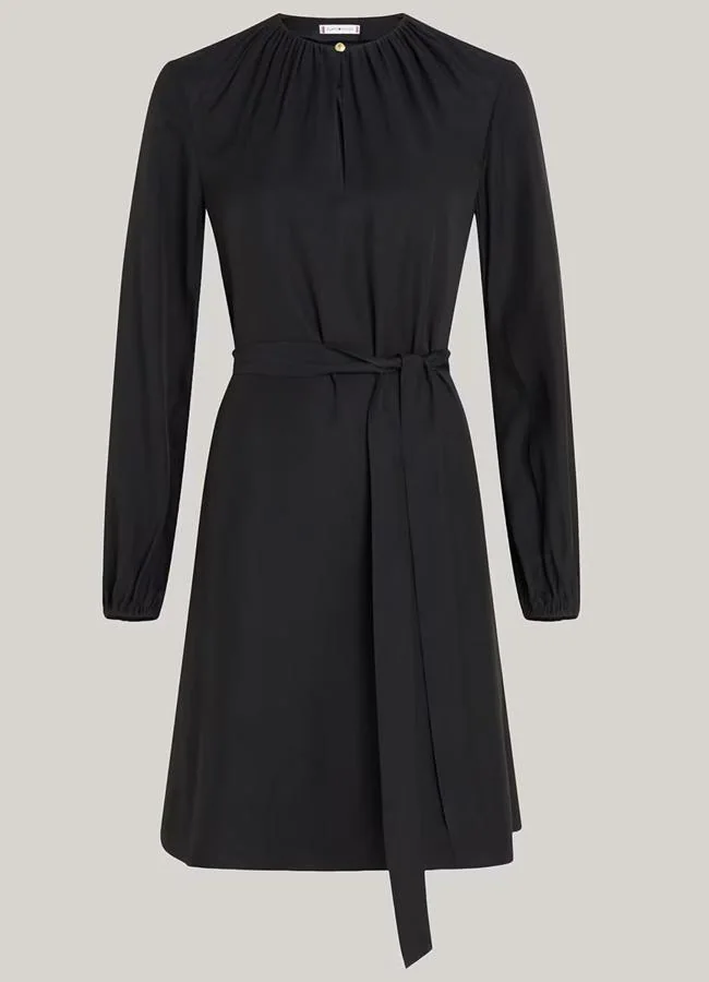 Vestido fluido con cinturón de Tommy Hilfiger, 169,90 euros.