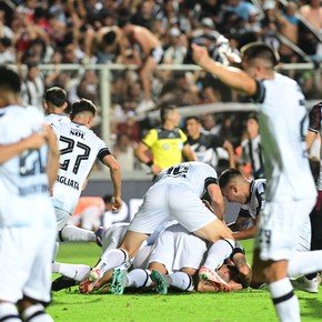 Con polémicas y un golazo, Central Córdoba le ganó a Vélez y se coronó campeón de la Copa Argentina