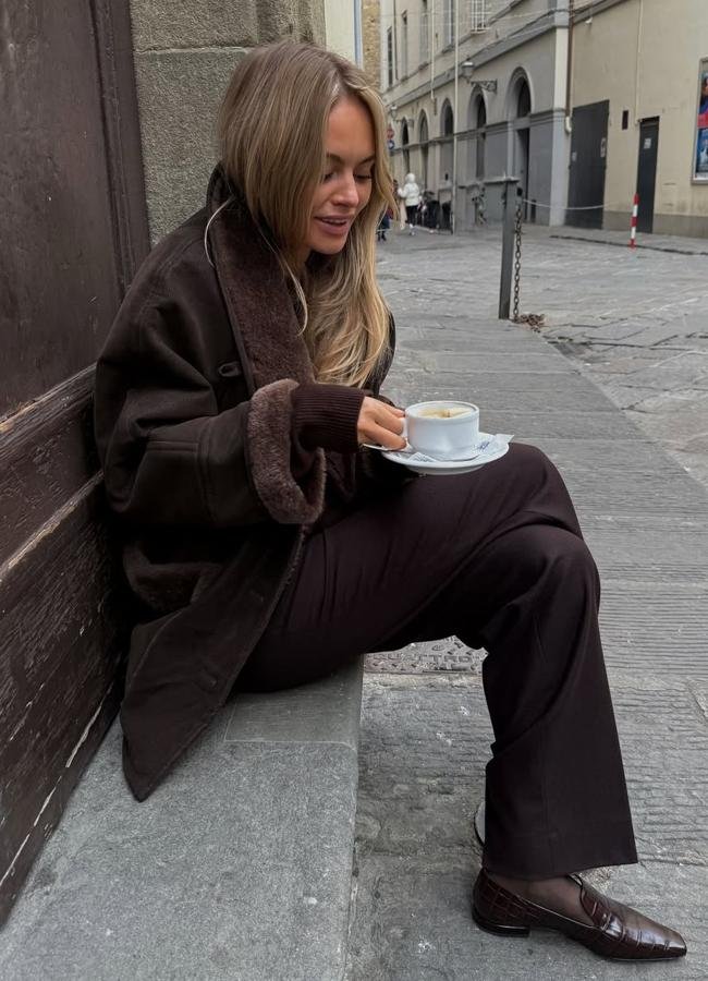 Influencer con total look marrón/ @clairerose