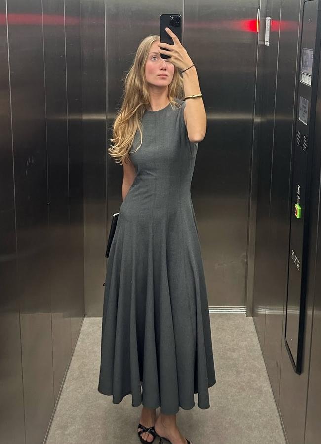 Influencer con vestido gris/ @amaliemoosgaard