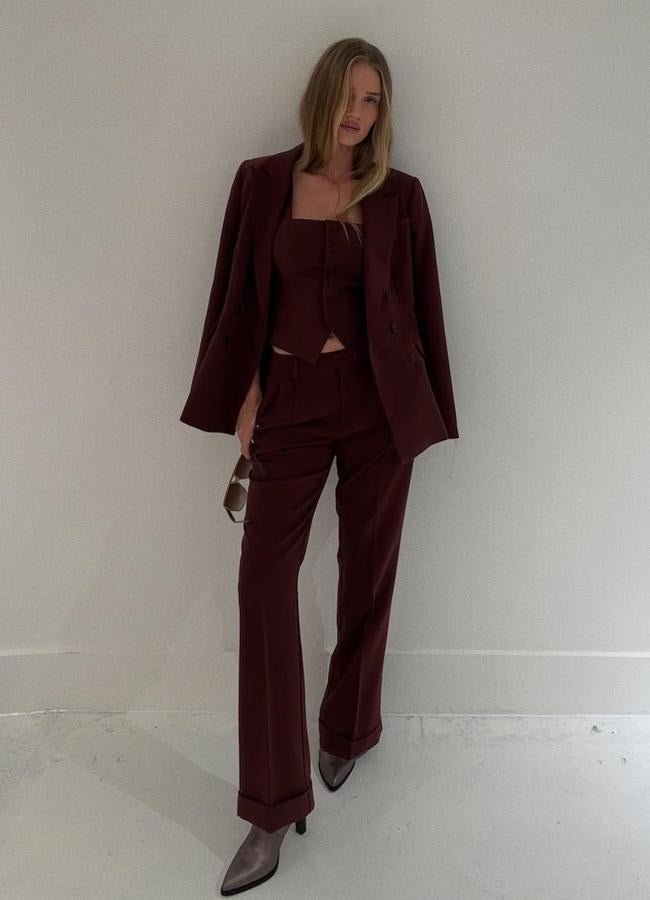 Influencer con total look burdeos/ @rosiehw