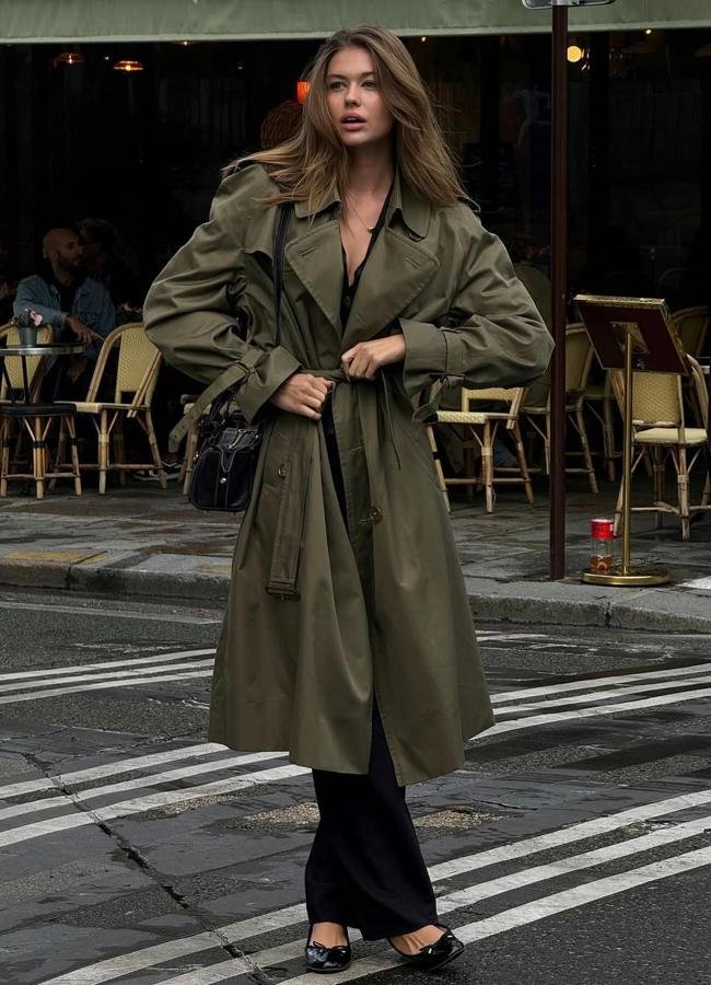 Influencer con gabardina verde/ @julie.tuzet