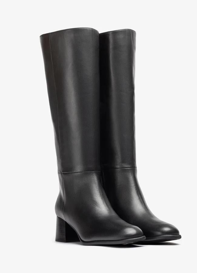 Botas altas de piel negras con tacón cuadrado de Unisa, 129,90 euros.