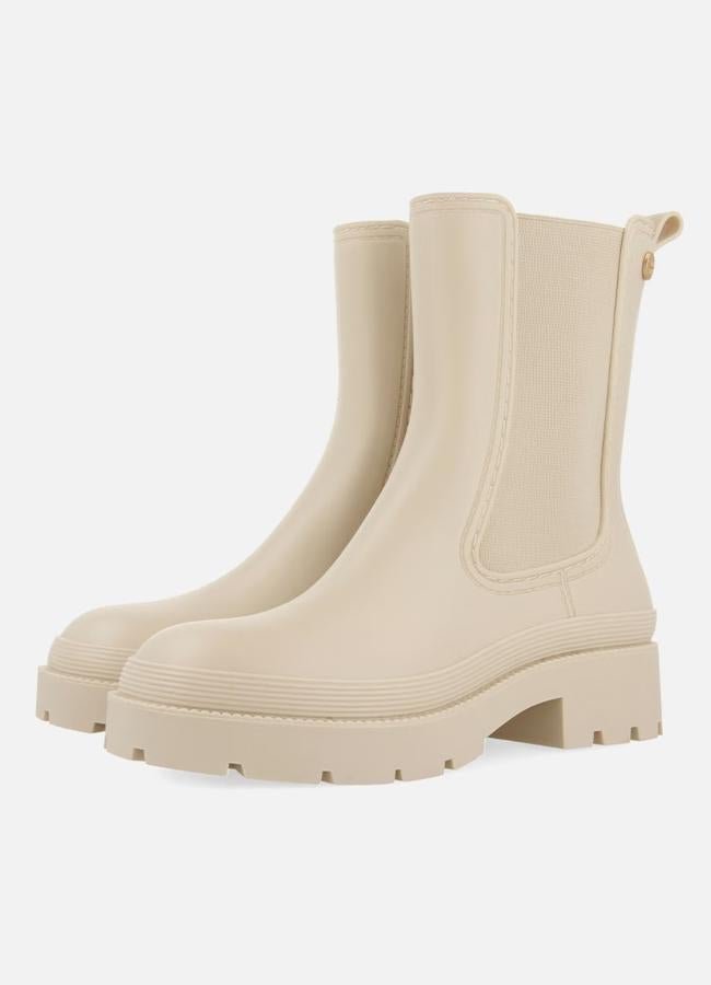 Botines Chelsea con suela track en color beige de Gioseppo, 49,95 euros.