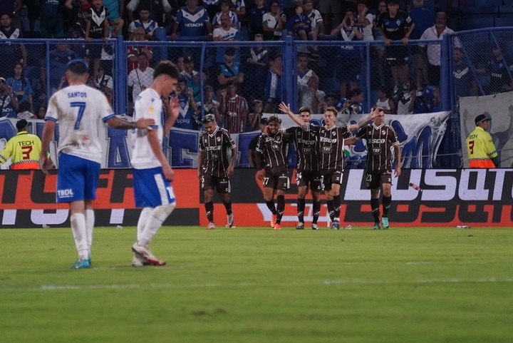 Festeja Platense el 1 a 0 a Vélez (Emmanuel Fernández).