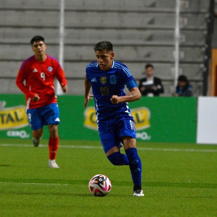 Claudio Echeverri en la Selección Sub 20 vs. Chile en la victoria 3-1 (Foto: @Argentina).