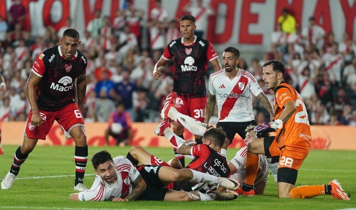 River, enredado en el combate que propuso Instituto (Foto Marcelo Carroll).