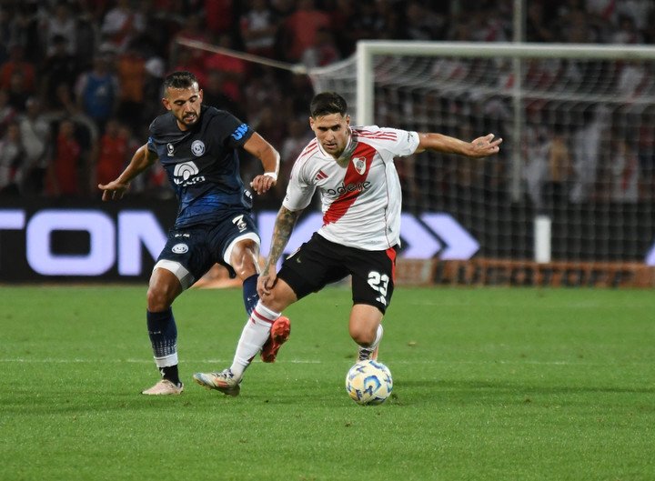 Rodrigo Villagra ante Independiente Rivadavia (Ramiro Gómez).