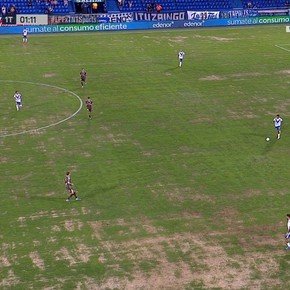 La cancha de Vélez estaba en muy mal estado y hubo memes