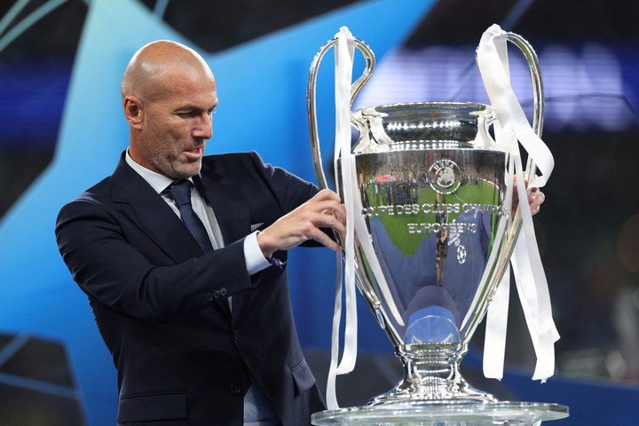 Zidane, radicado en España, espera su oportunidad con Francia (Photo by Adrian DENNIS / AFP)