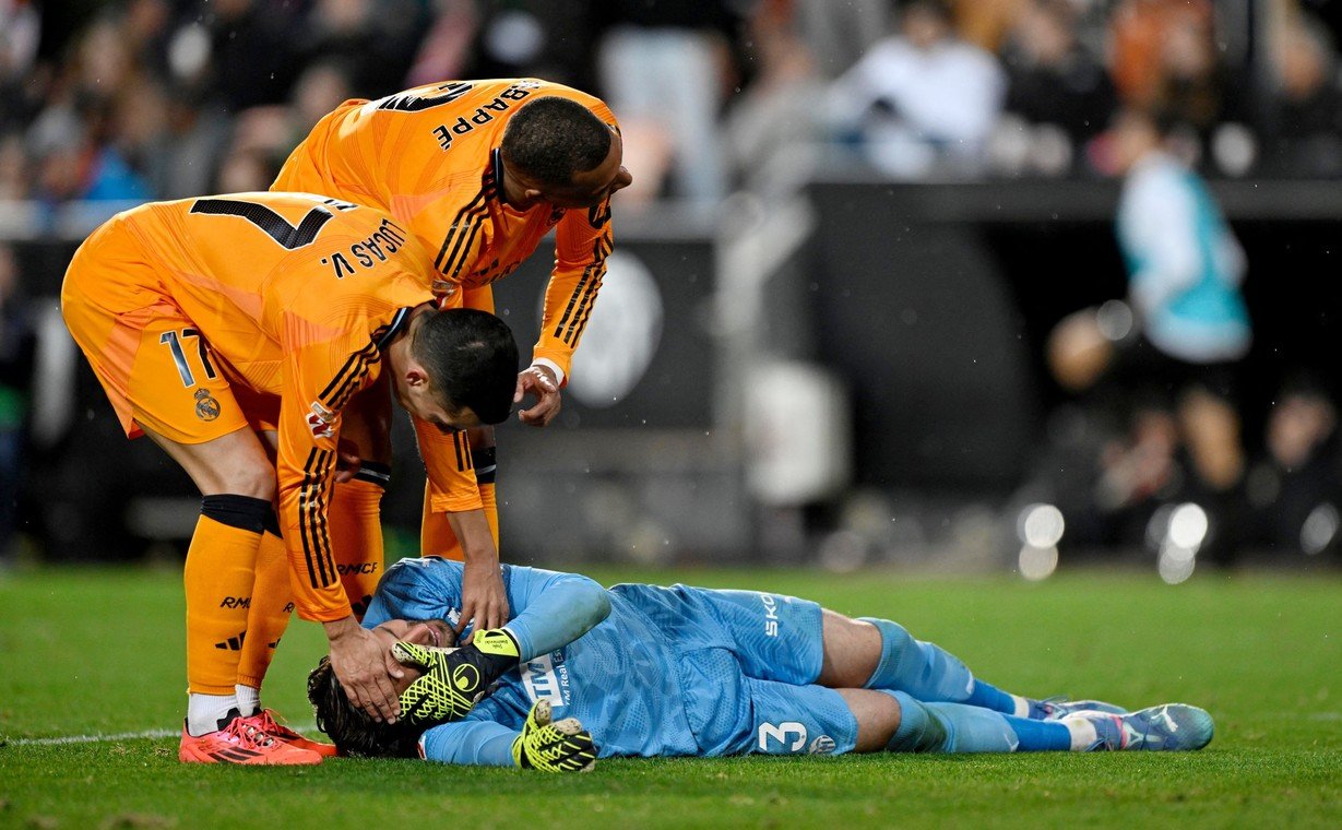 Lucas Vazquez y Kylian Mbappe asisten a Dimitrievski tras el golpe de su compañero. (FOTO: REUTERS).