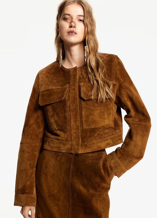 Chaquera de ante en marrón de H&M.