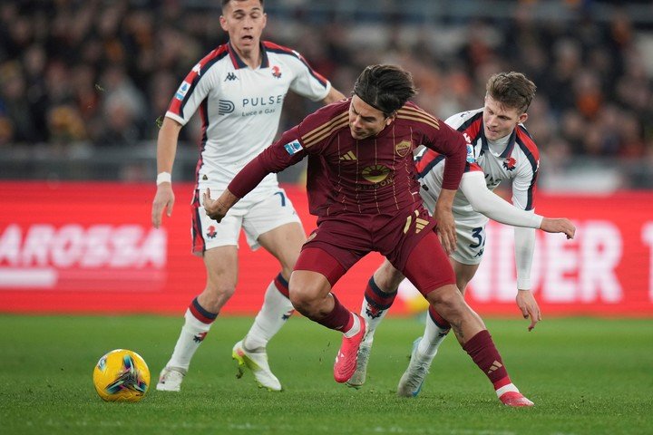 Dybala tuvo la oportunidad de abrir el marcador tras un tiro libre, pero el travesaño le negó la oportunidad.