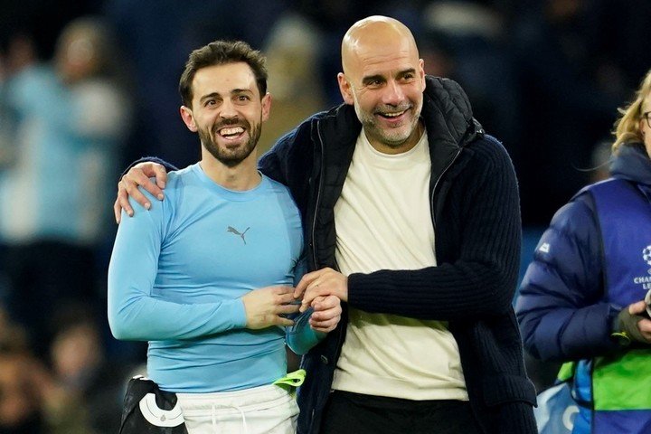 Guardiola festejando la clasificación con Bernardo Silva. (AP Photo/Dave Thompson)