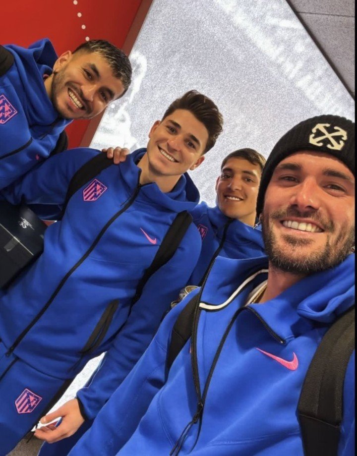 Ángel Correa, Julián Álvarez, Nahue Molina y Rodrigo de Paul tras la victoria frente al Bayer Leverkusen.