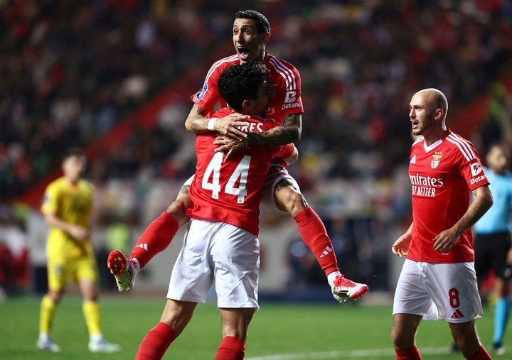 Copa de la Liga Portuguesa - Semi Final - Benfica v S.C. Braga - Estadio Dr. Magalhaes Pessoa, Leiria, Portugal - 8 de enero de 2025
Angel Di Maria del Benfica celebra su primer gol con sus compañeros (REUTERS/Rodrigo Antunes ).