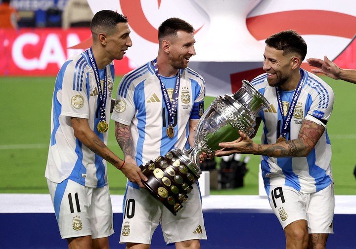 Fideo, Leo y Ota, a punto de levantar la Copa América en Miami. (REUTER)