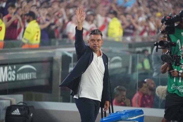 El saludo de Gallardo a los hinchas tras la clásica ovación en el Monumental. (Foto: MARCELO CARROLL).