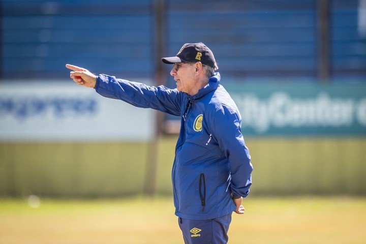 Ariel Holan arma su rompecabezas en Central (@RosarioCentral).