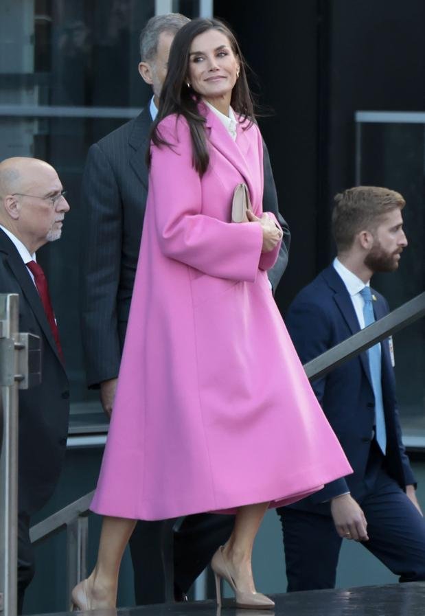 La reina Letizia con el abrigo rosa de Carolina Herrera en 2023. / GTRES