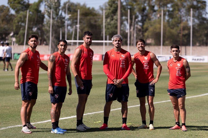 Felipe Loyola, Luciano Cabral, Gabriel Ávalos, Kevin Lomónaco, Federico Vera y Santiago Montiel, en un entrenamiento. (Foto: Prensa Independiente)