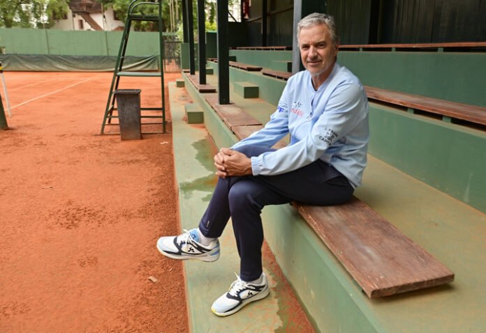 Javier Frana larga con la Copa (Davis) llena