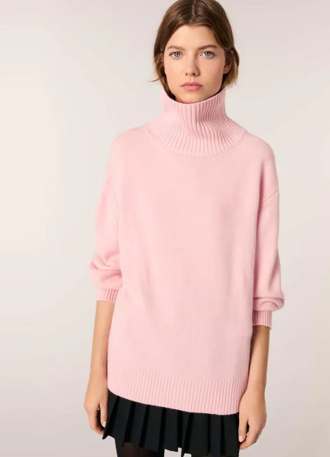 Jersey de cuello alto rosa de Maje, 295 euros.