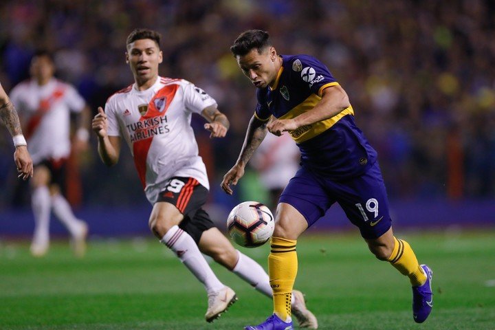 Mauro Zárate contra River en un Súper de 2019 (EFE).