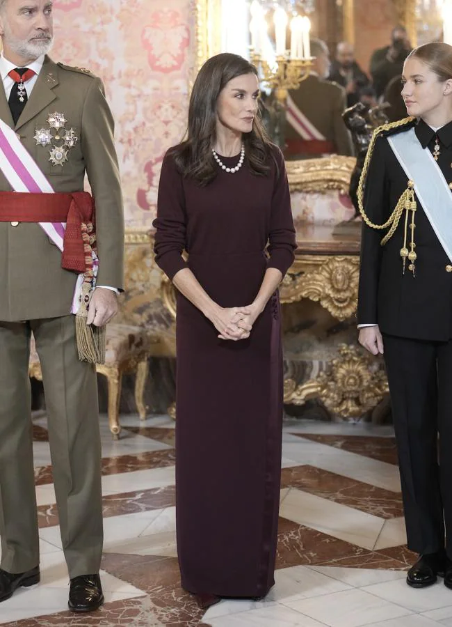 El conjunto burdeos de la reina Letizia en la Pascua Militar. Foto: Limited Pictures.