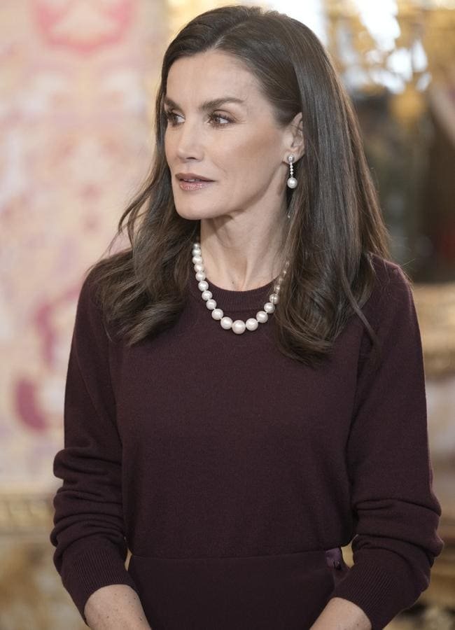 Los pendientes de perlas y el collar de perlas histórico que ha llevado la reina Letizia en la Pascua Militar. Foto: Limited Pictures.