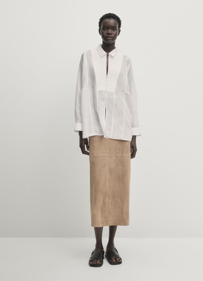 Camisa blanca, 39,95 euros (antes 69,95 euros).