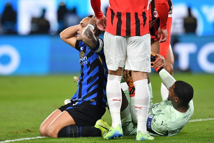 Manos a la cabeza para Lautaro, un buen resumen del desenlace del partido. (REUTERS).