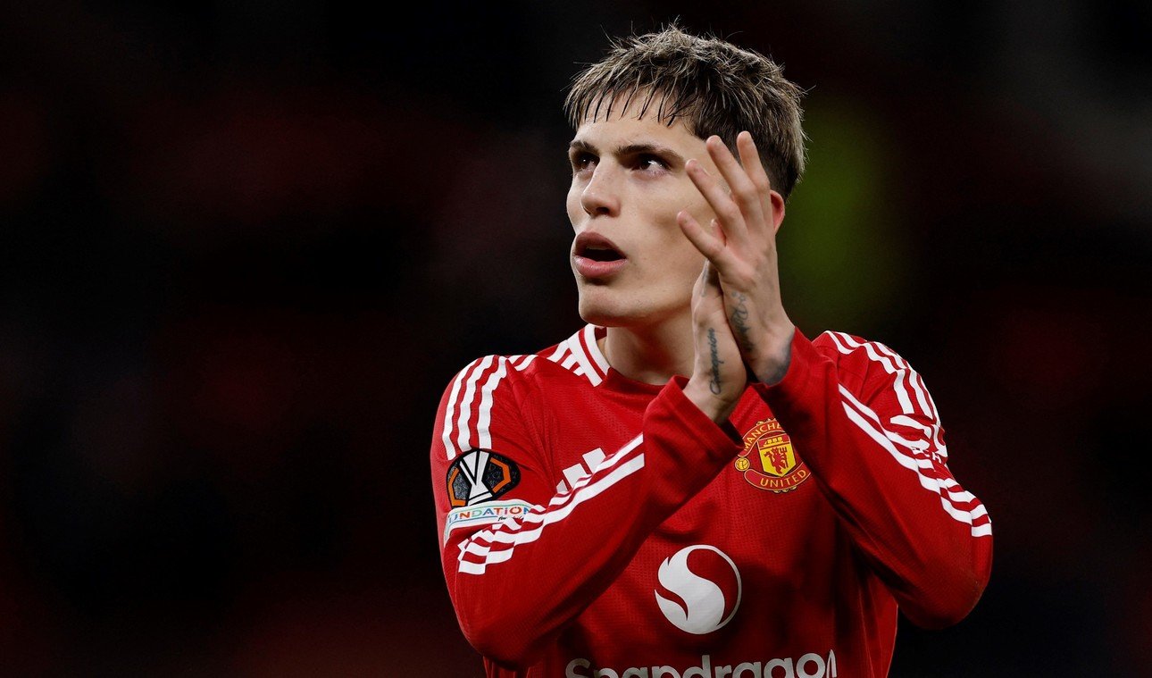 Alejandro Garnacho disputando un encuentro con el Manchester United. (FOTO: REUTERS).