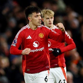 Lisandro Martínez clavó un golazo y el Manchester United le ganó sobre el final al Fulham 