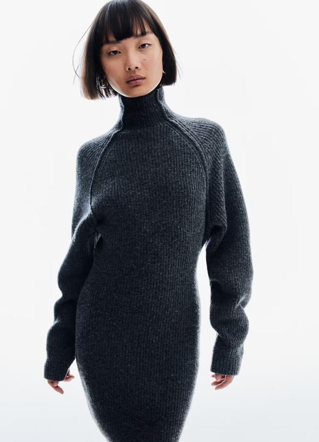Vestido de punto gris de H&M, 21,99 euros.