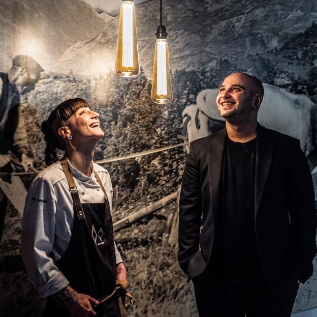 Iris Jordán y su hermano Bruno en una imagen tomada en Ansils, el restaurante que ambos dirigen en una pequeña localidad del Pirineo aragonés.