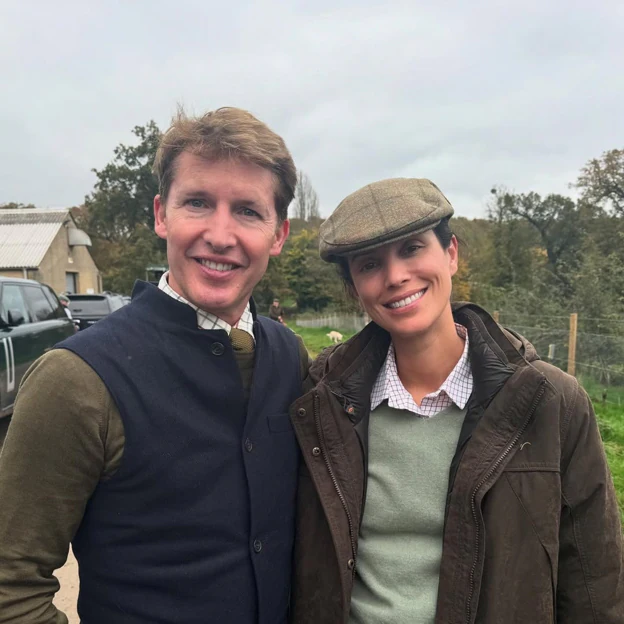 Sassa de Osma junto al cantante James Blunt. 