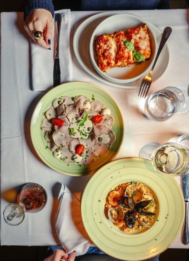 Algunos de los platos que se pueden disfrutar en la Trattoria Pulcinella, uno de los restaurantes italianos más antiguos de Madrid. / DR