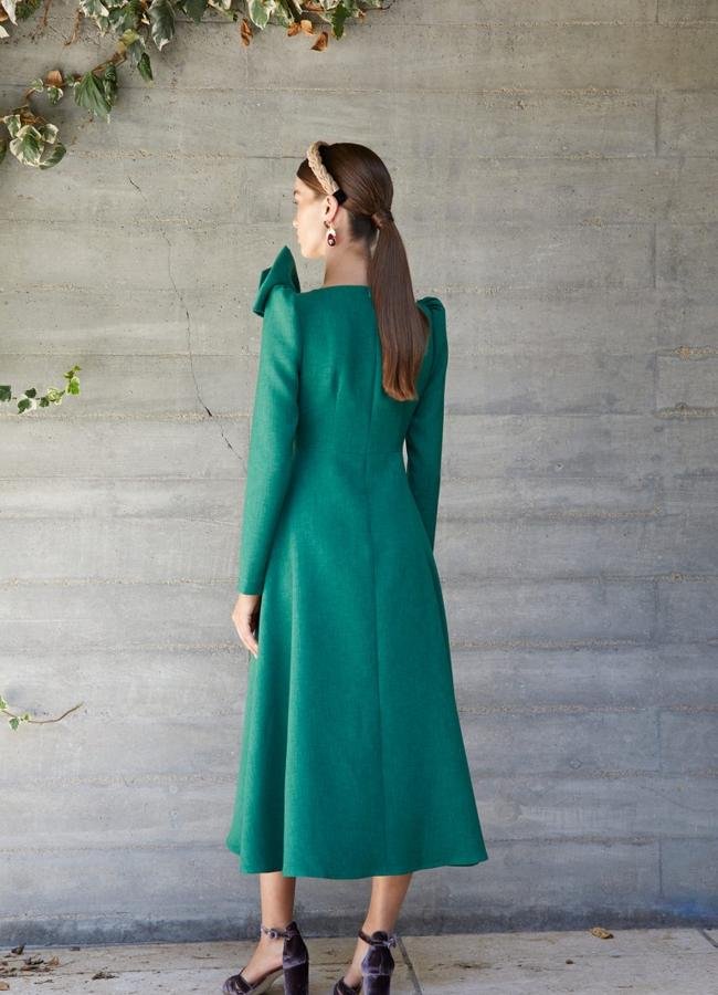 Vestido midi en color verde con detalle de lazo de Coosy.