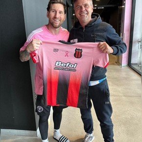 Messi posó con la camiseta de un equipo del Ascenso y fue furor