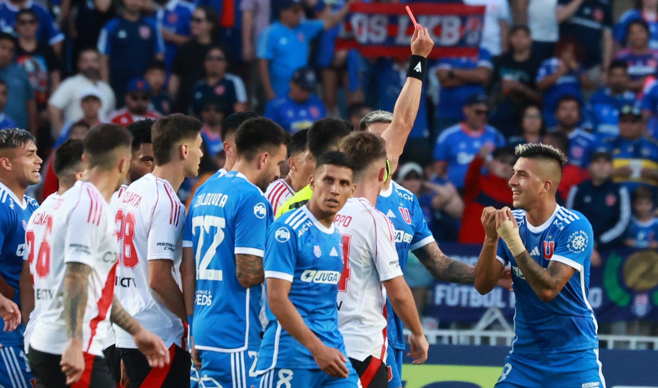 Leandro Fernández se fue expulsado del amistoso entre la Universidad de Chile y River. (FOTO: Eduardo Fortes/Photosport).