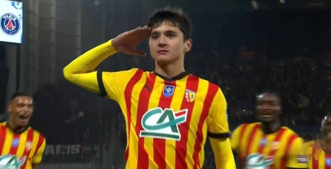 Abdukodir Khusanov celebrando un gol con el Lens.