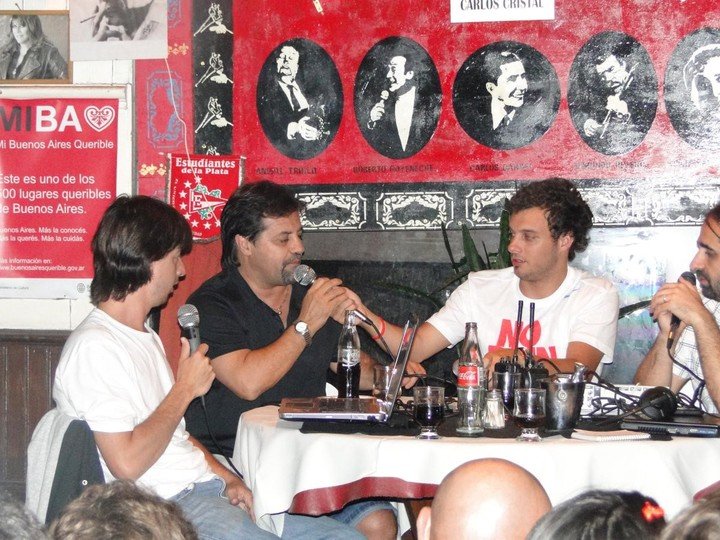 Anselmi entrevistando a Caruso Lombardi junto a Alfre Montes de Oca y Erenstou.