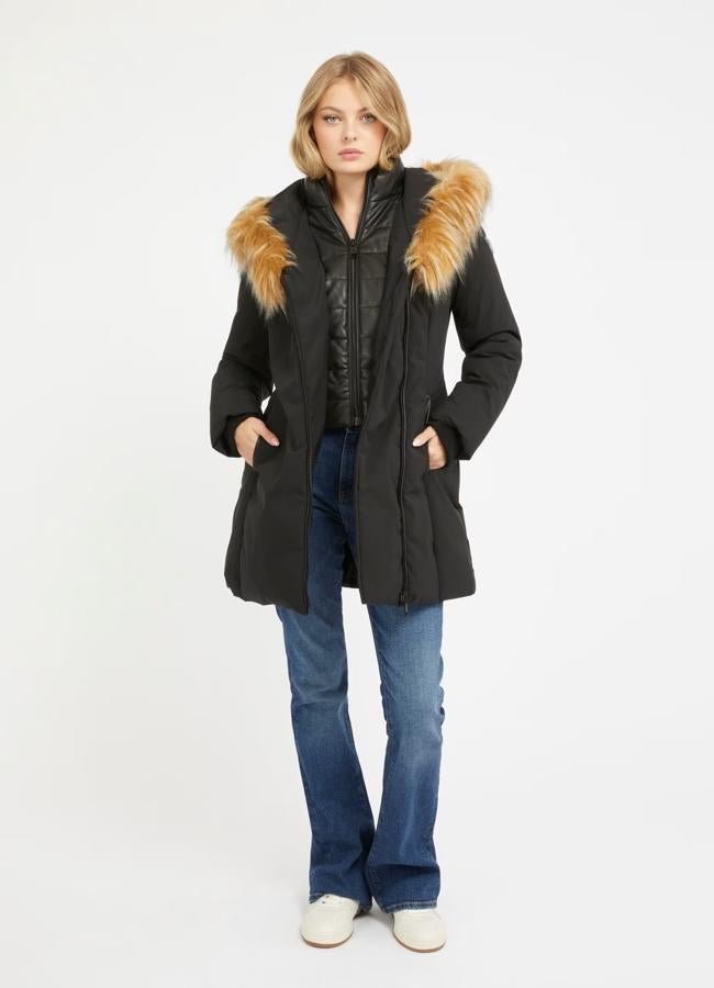 Anorak negro clásico con detalles de pelo sintético de Guess, 120 euros.