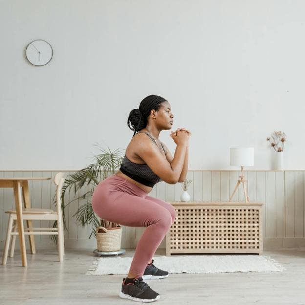 Mujer realizando una sentadilla. 