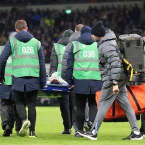 Susto en la EFL Cup: Bentancur cayó en el campo y salió en camilla, Tottenham dio reporte