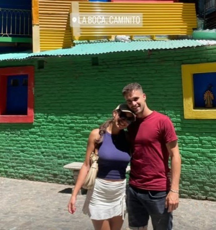 Gerard Garriga en la Boca, junto a su pareja uruguaya.